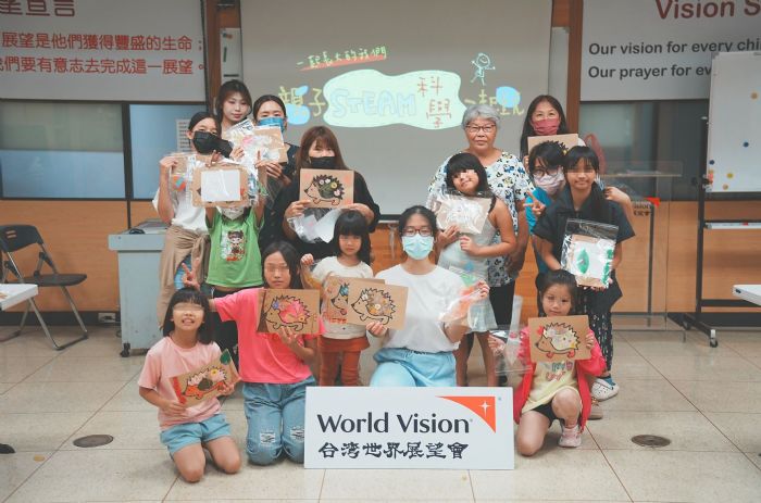 展望會高雄中心辦理親子STEAM活動，親子共學手作七彩葉脈書籤，探索自然科學